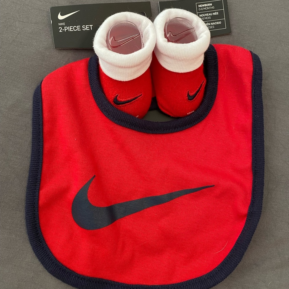 Nike bib and sock set
